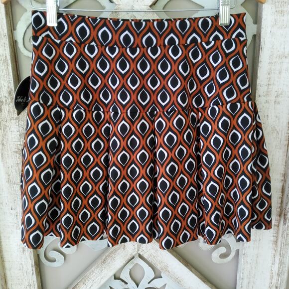 Jolie & Joy Women's Junior Pullon Elastic Waist Pleated Mini Skirt in Geometric - Picture 5 of 6